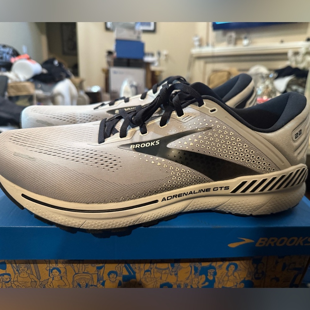 Brooks Adrenaline GTS 22 Shoes in Gray and Black
